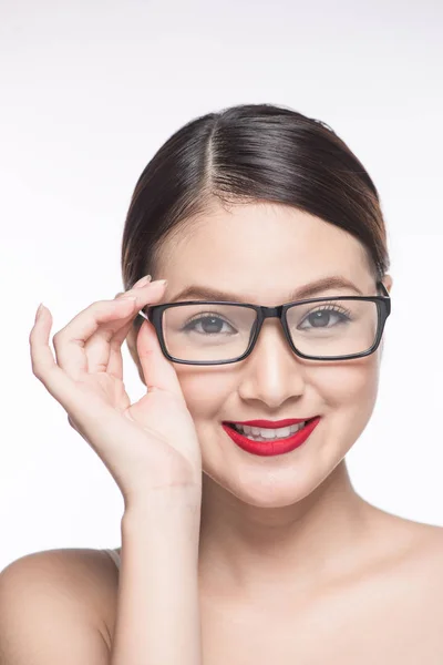 Krásy dívka asijský model perfektní pleť nosit brýle, izolované na bílém pozadí. — Stock fotografie