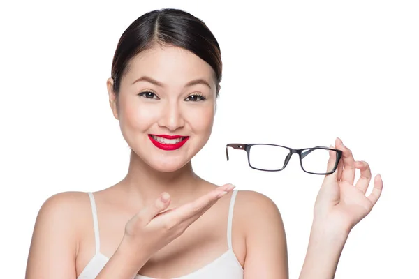 Schönheit asiatische Modell Mädchen mit perfekter Haut trägt eine Brille, isoliert auf weißem Hintergrund. — Stockfoto