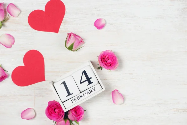 Tarjeta de felicitación del día de San Valentín con flores rosas sobre fondo de madera — Foto de Stock