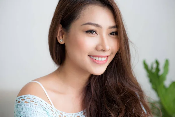 Gyönyörű fiatal ázsiai nő — Stock Fotó