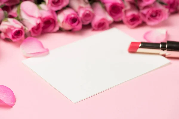 Rossetto e carta con rose — Foto Stock