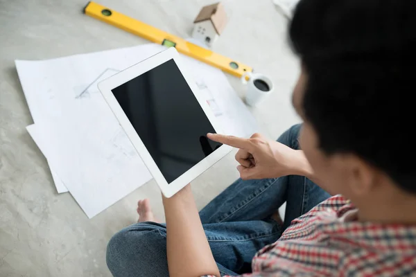 Arquiteto trabalhando em casa usando tablet — Fotografia de Stock