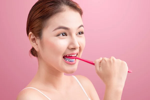 Mujer con dientes sanos sosteniendo un cepillo de dientes —  Fotos de Stock