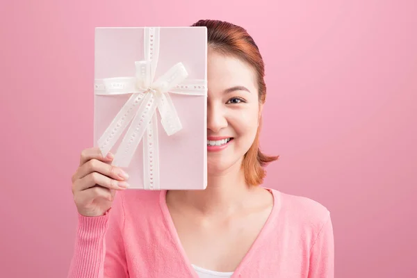 Schön asiatische junge Frau halten Geschenk — Stockfoto