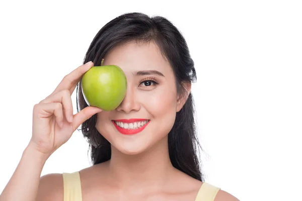 Ganska ung asiatisk kvinna håller färska äpplen — Stockfoto