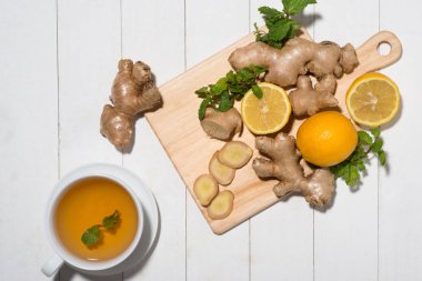 limon ve bal ile zencefil çayı fincan 