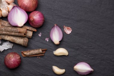 Malzemeler pişirme: tarçın ve sarımsak 