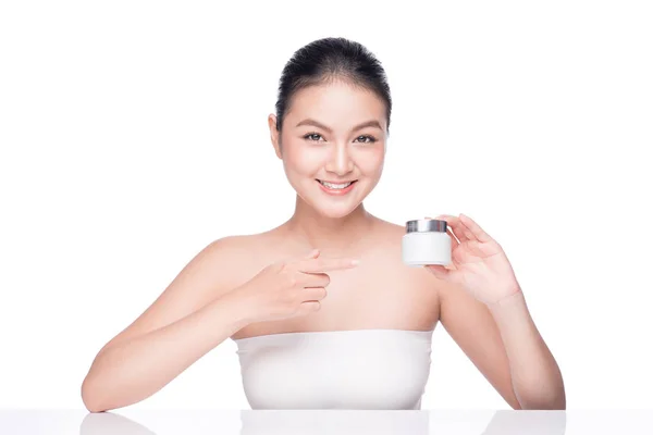 Aziatische vrouw met hydraterende crème vak. — Stockfoto