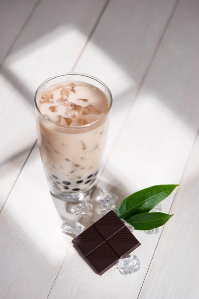 Chá de leite de chocolate caseiro com pérolas — Fotografia de Stock