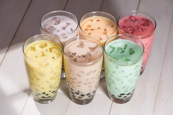 Domácí mléko různé čaje s perlami — Stock fotografie
