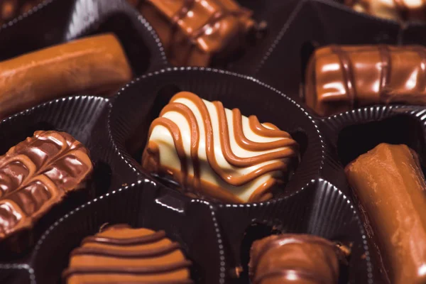 Крупный план сорта шоколада в коробке — стоковое фото