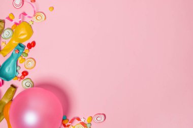 Pembe balon partisi dekor ile