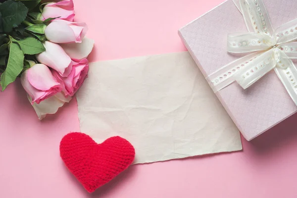 Nota vacía con regalo y rosas — Foto de Stock