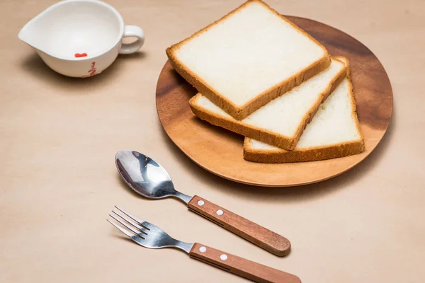 Fatias de pão torrado no prato — Fotografia de Stock