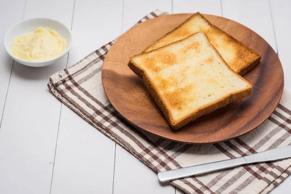 Шматочки тостового хліба з маслом — стокове фото