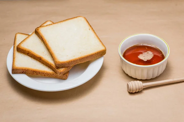 Tostadas en plato con miel —  Fotos de Stock