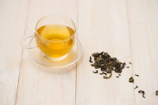 Taza de té con hojas secas — Foto de Stock