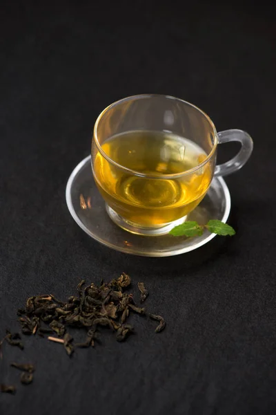 Té negro en taza de vidrio — Foto de Stock