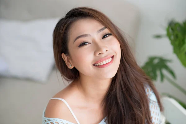 Mujer sonriendo a la cámara —  Fotos de Stock