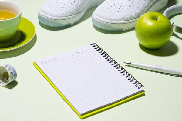Notebook s čajem a apple — Stock fotografie