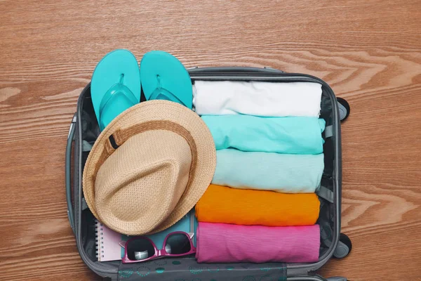 Öppna resenären väska med kläder — Stockfoto