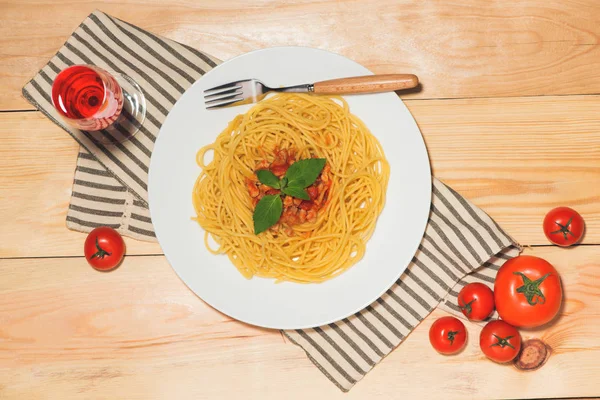 Spaghetti à la sauce tomate sur assiette — Photo