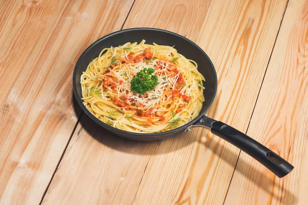 Espaguetis con salsa de tomate en sartén — Foto de Stock