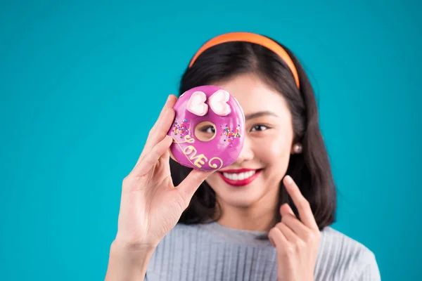 Asian girl holding pink donut — Stock Photo, Image