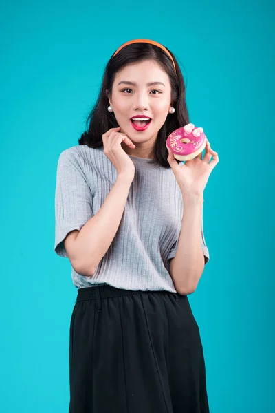 Asian girl holding pink donut — Stock Photo, Image