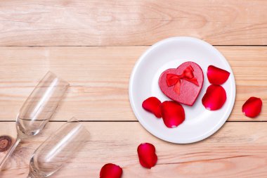 Kırmızı kalp hediye kutusu plaka üzerinde