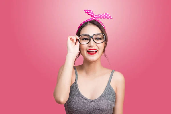 Азіатська дівчина в сонцезахисних окулярах — стокове фото