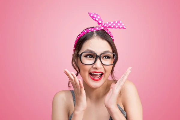 Емоційна азіатська дівчина в сонцезахисних окулярах — стокове фото