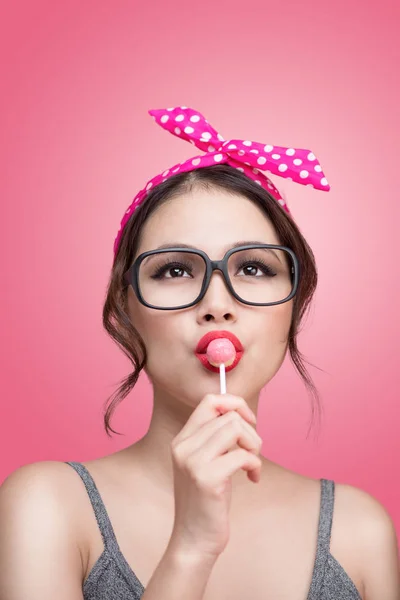 Aziatische vrouw bedrijf lollipop — Stockfoto