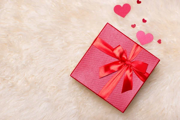 Caja de regalo envuelta roja — Foto de Stock