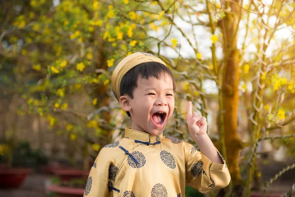 Kid i traditionell dräkt — Stockfoto