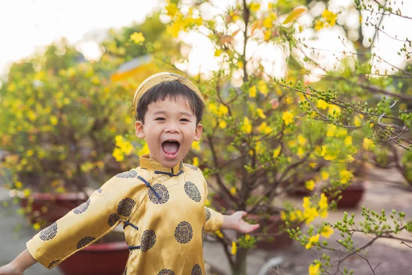 Kid i traditionell dräkt — Stockfoto