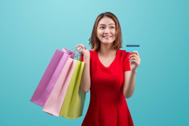 Asyalı kadın holding alışveriş torbaları