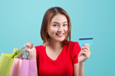 Alışveriş torbaları tutan kadın. 