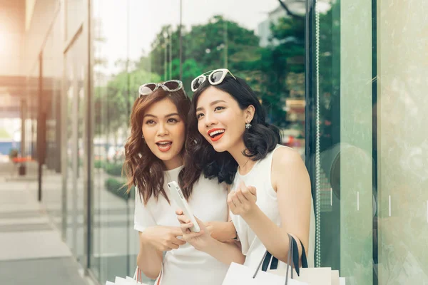 Азиатские девушки с сумками — стоковое фото