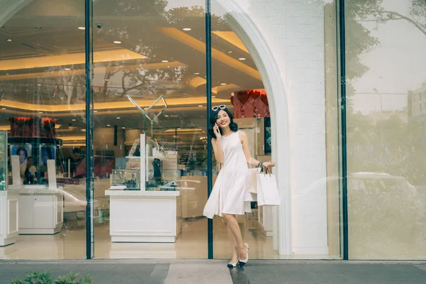 買い物袋とアジアの女の子 — ストック写真