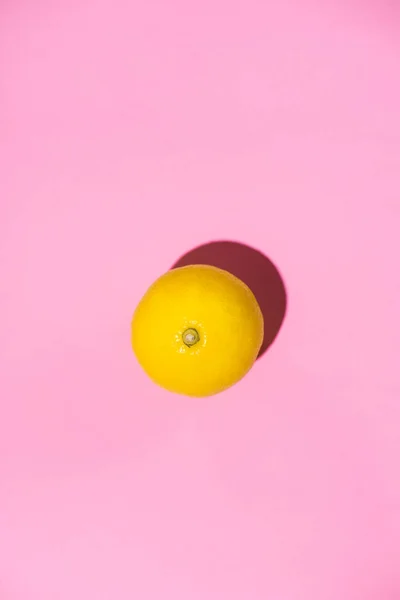 Citron isolerad på rosa bakgrund. — Stockfoto