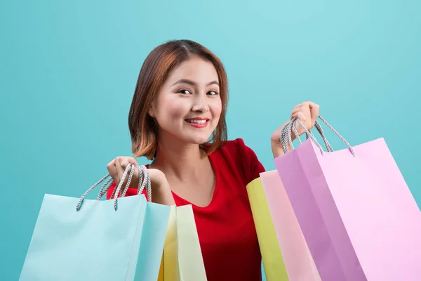Asyalı kadın ile renkli alışveriş torbaları — Stok fotoğraf