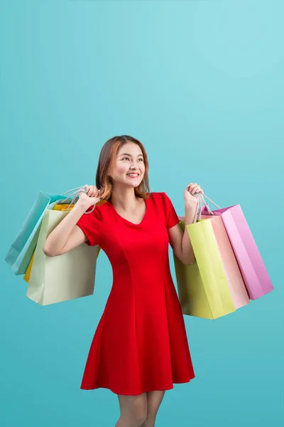 Азиатка с цветными сумками для покупок — стоковое фото