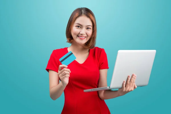Женщина с ноутбуком и кредитной картой — стоковое фото