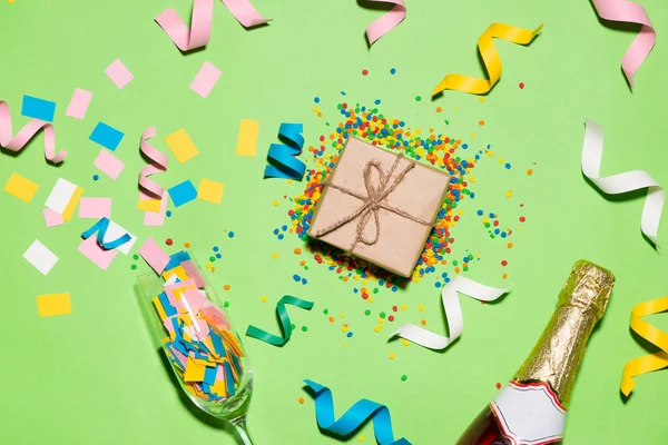 Caixa de presente com itens coloridos de festa — Fotografia de Stock