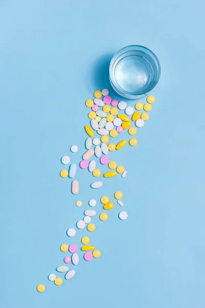 Χρωματιστά χάπια με νερό — Φωτογραφία Αρχείου