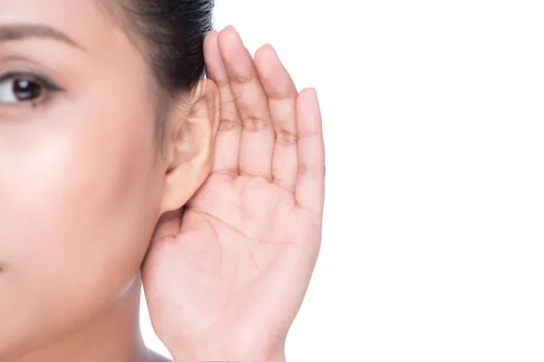 耳と女性の手のクローズ アップ — ストック写真