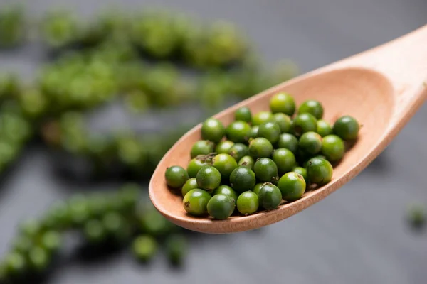 Granos de pimienta verde fresca —  Fotos de Stock