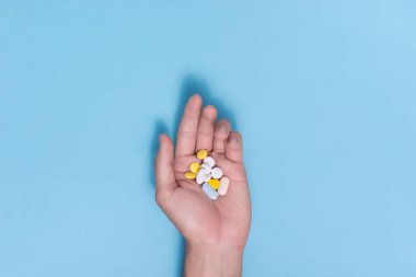 Elinde renkli hapları