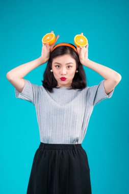 Kız holding turuncu